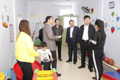 圖為市委副書記趙春剛同該機(jī)構(gòu)負(fù)責(zé)人詳細(xì)交流