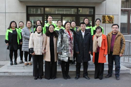 圖為各位領(lǐng)導(dǎo)與教師代表合影