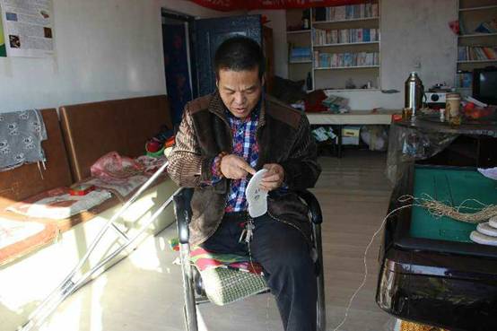 圖為殘疾人加工鞋墊