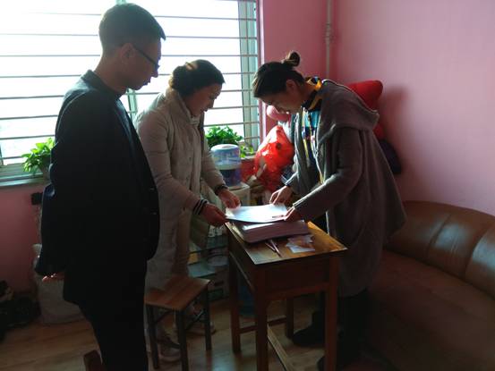 圖為市殘聯(lián)教就部主任李新、區(qū)殘聯(lián)理事長婁成立檢查陽光家園工作情況