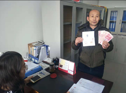 圖為資助現(xiàn)場