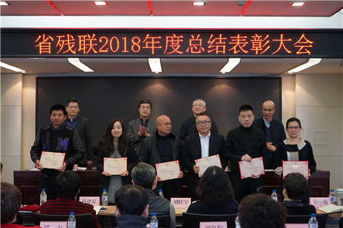 服務(wù)中心優(yōu)秀工作者代表上臺領(lǐng)取榮譽證書