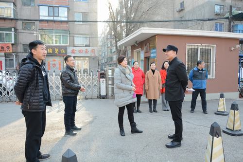 圖為張曦皚書記聽取黨支部書記洪葵的工作匯報