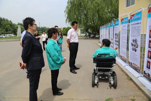 圖為市政府副秘書長劉軍調(diào)研殘疾人就業(yè)基地