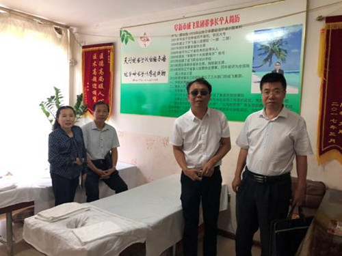 圖為市殘聯(lián)理事長趙作奎（右一）、副理事長范志偉（左二）、楊青（左一）、盲協(xié)主席齊飛（右二）