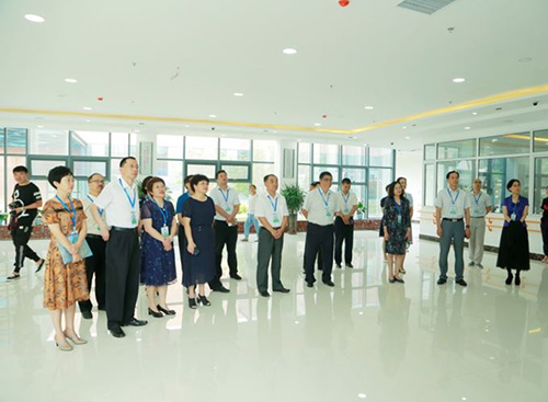 圖為聽(tīng)取甘井子區(qū)殘疾人托養(yǎng)康復(fù)服務(wù)中心情況介紹