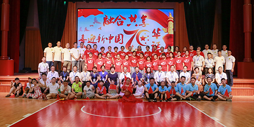 圖為區(qū)人大常委會(huì)成員與區(qū)殘聯(lián)機(jī)關(guān)人員、部分殘疾人代表、志愿者等合影