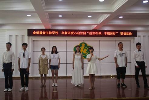 圖為準(zhǔn)大學(xué)生們集體朗誦詩(shī)歌
