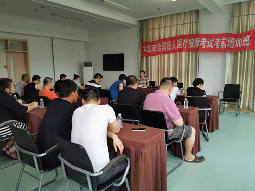 圖為長(zhǎng)春大學(xué)特殊教育學(xué)院教授為盲人學(xué)員們講授經(jīng)絡(luò)腧穴學(xué)