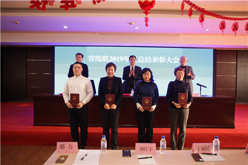 圖為省殘聯(lián)領(lǐng)導(dǎo)為優(yōu)秀公務(wù)員頒發(fā)證書
