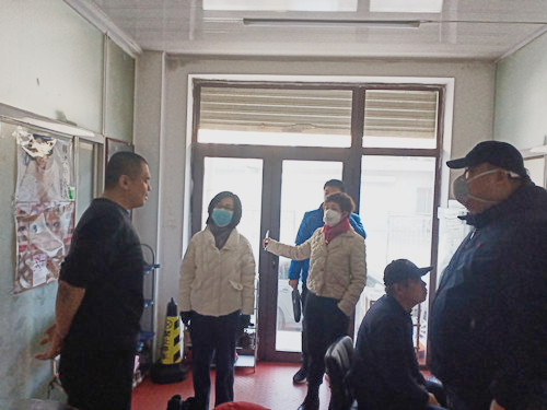 圖為撫順市殘聯(lián)黨組書記、理事長夏璟超（左二）叮囑佟明濤院長做好疫情防控工作