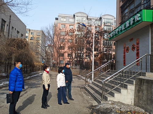 圖為撫順市殘聯(lián)領(lǐng)導(dǎo)在巧玲按摩院檢查