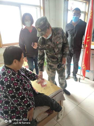 圖為殘疾人馬翠平接受愛心團(tuán)隊(duì)捐贈