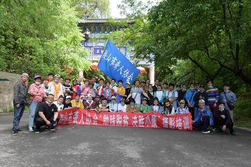 圖為參加活動(dòng)的全體聾人合影