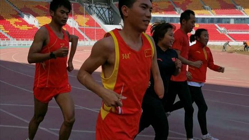 圖為運動員適應(yīng)場地