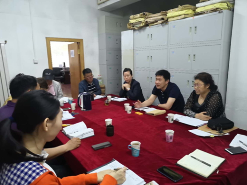 圖為市殘聯(lián)調(diào)研組聽取溪湖區(qū)殘聯(lián)工作匯報(bào)