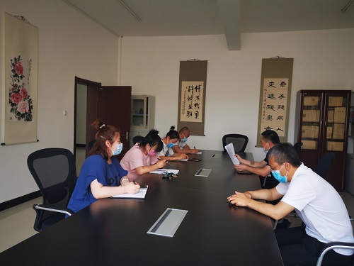 圖為全體黨員正在學(xué)習(xí)國家安全法