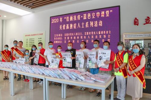 圖為孤獨癥人士代表接受捐贈