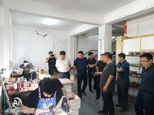 圖為在紫砂培訓(xùn)基地調(diào)研 圖為在紫砂培訓(xùn)基地調(diào)研