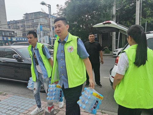 圖為各界愛心人士捐水