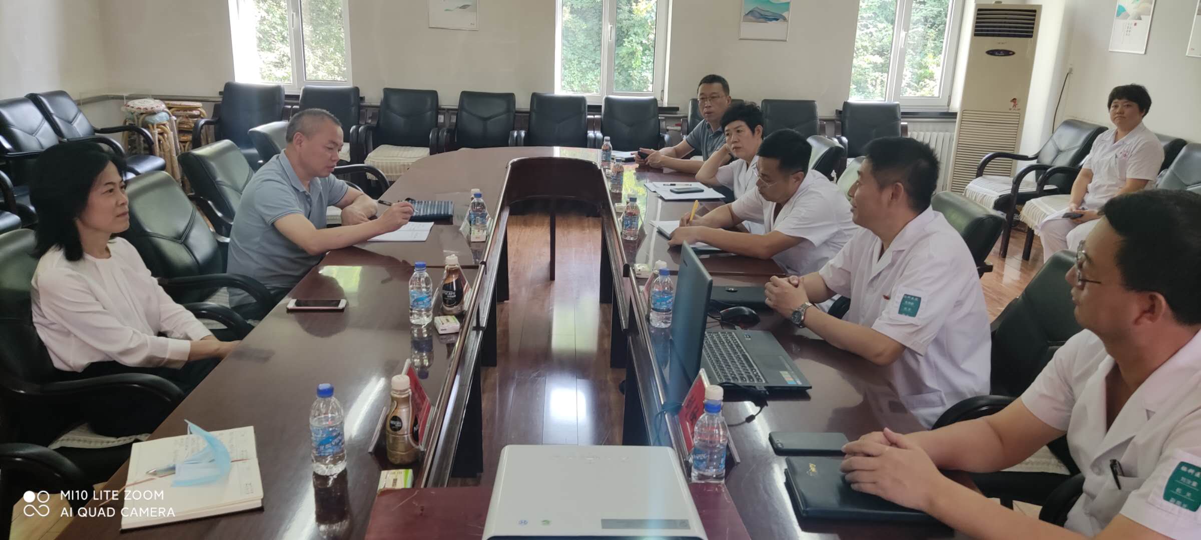 圖為市殘聯(lián)夏璟超理事長(zhǎng)（左一）聽(tīng)取撫礦腦科醫(yī)院院領(lǐng)導(dǎo)做工作匯報(bào)