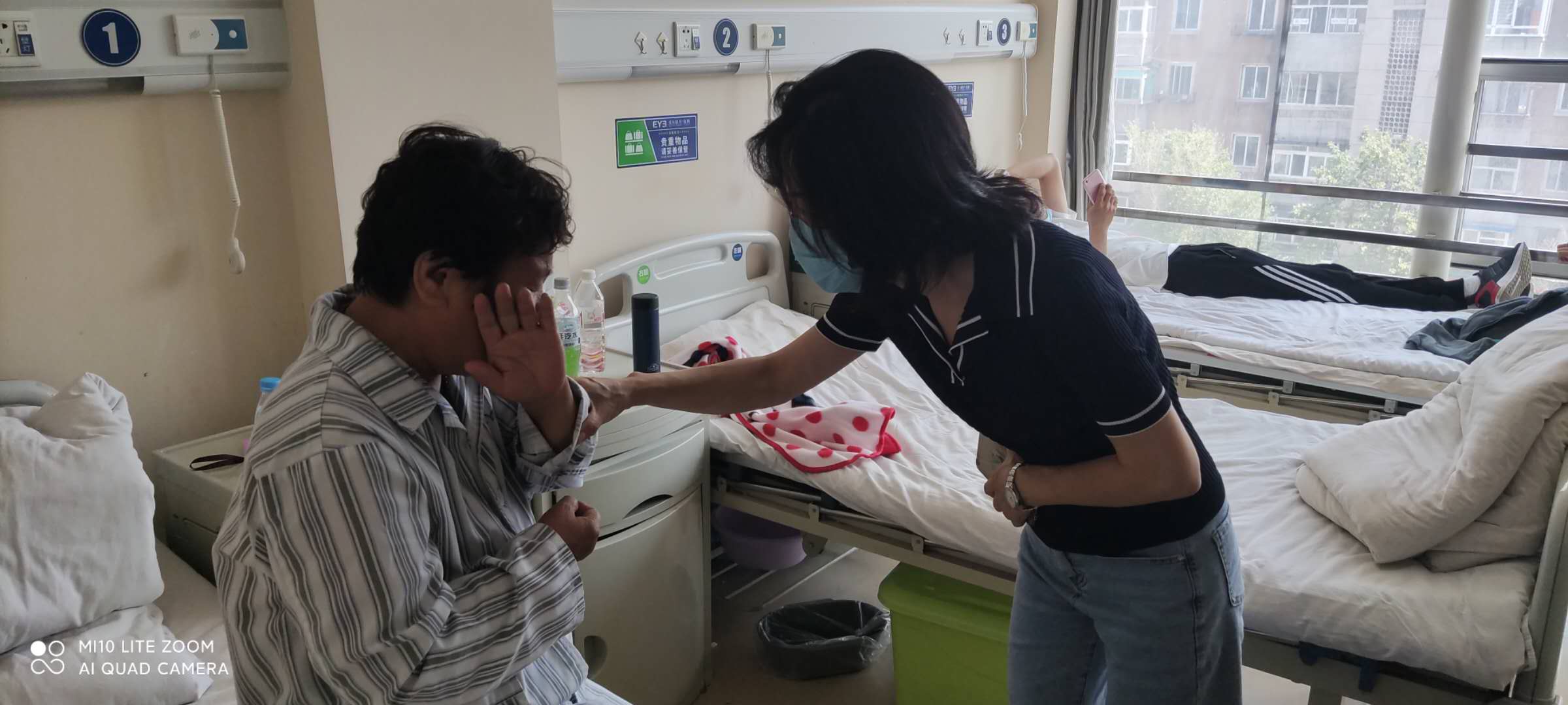 圖為市殘聯(lián)夏璟超理事長(zhǎng)在愛(ài)爾眼科醫(yī)院詳細(xì)詢問(wèn)白內(nèi)障患者術(shù)前準(zhǔn)備情況