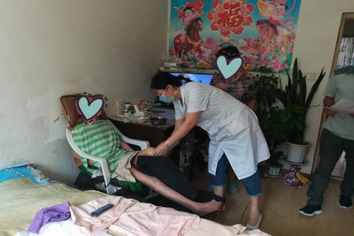 圖為中心醫(yī)院評(píng)殘醫(yī)生開展評(píng)殘定殘便民服務(wù)