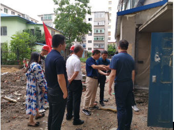 圖為鐵嶺市、縣殘聯(lián)領(lǐng)導(dǎo)與鐵嶺縣住建局黨組書記探討施工細(xì)節(jié)工作現(xiàn)場(chǎng)