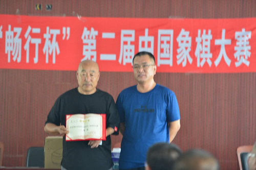 圖為市殘聯(lián)組宣科劉衛(wèi)民科長為獲得一等獎的選手頒獎