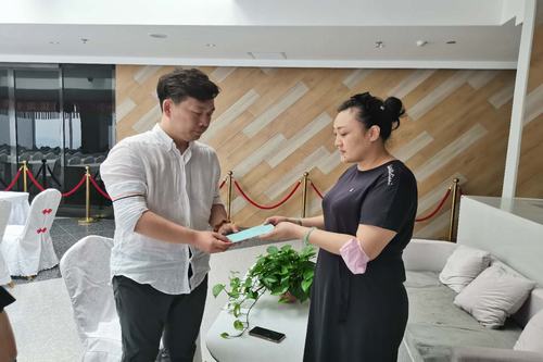 圖為就業(yè)服務專班為電商企業(yè)送去相關(guān)政策