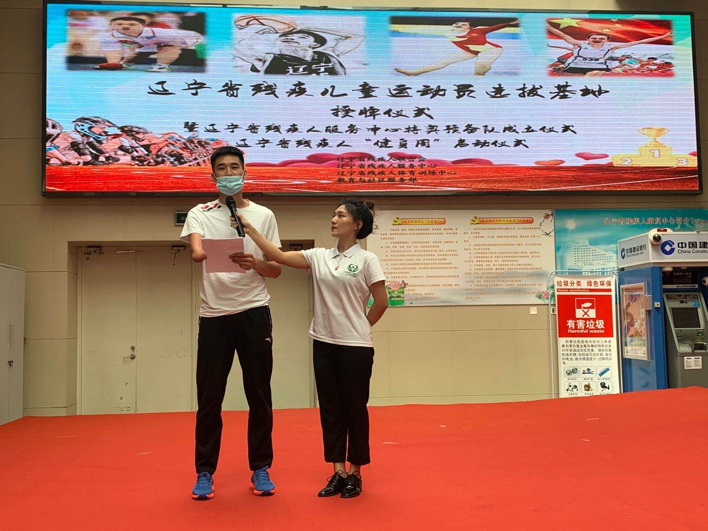 圖為殘奧會(huì)世界冠軍王浩講話