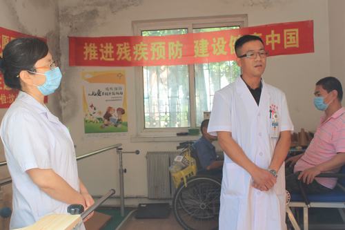 圖為骨科醫(yī)院李醫(yī)生介紹殘疾人康復(fù)預(yù)防的重大意義