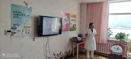 圖為婦幼保健院專家進(jìn)行專題授課 圖為婦幼保健院專家進(jìn)行專題授課