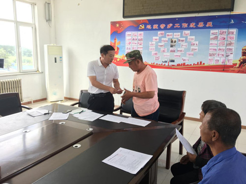 圖為協(xié)會(huì)贈(zèng)予救助金
