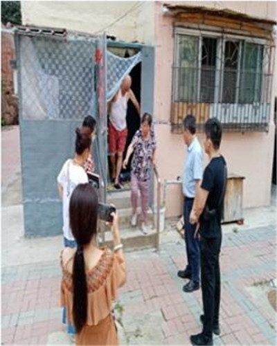 圖為省殘聯(lián)檢查調(diào)研組走訪調(diào)研明山區(qū)貧困殘疾人李永朝和馬淑芹家庭無障礙改造情況