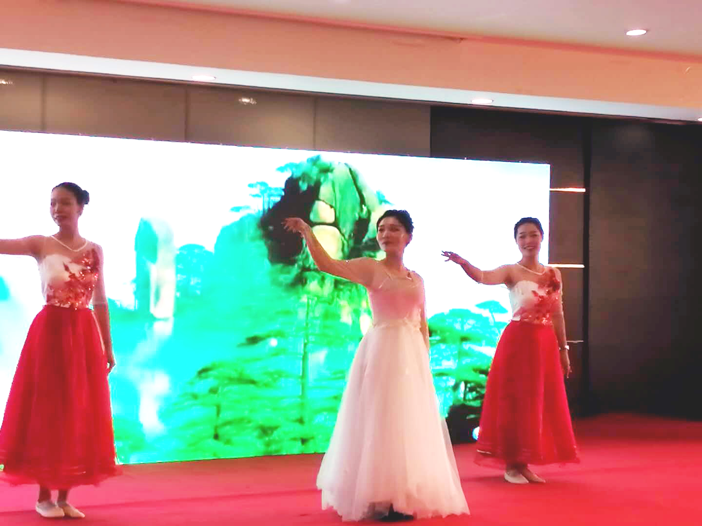 圖為康復(fù)教師才藝展示