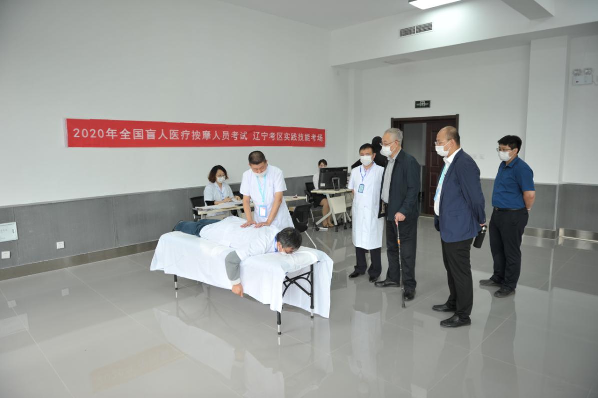 圖為省殘聯(lián)黨組成員、副理事長于長源到實(shí)踐技能考試現(xiàn)場視察工作