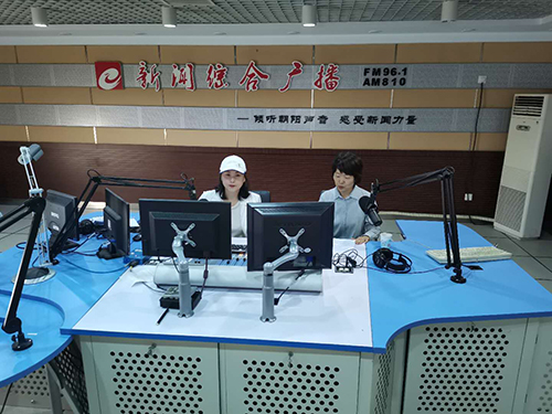 圖為朝陽市殘聯(lián)黨組書記、理事長（右）在直播間接受記者現(xiàn)場采訪并解答聽眾熱線電話