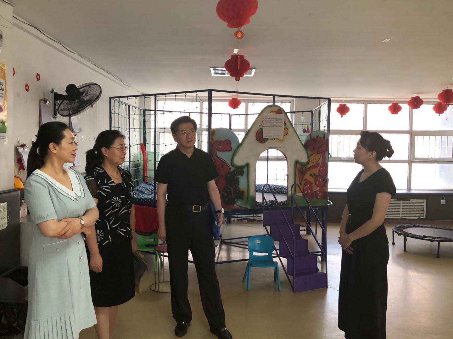圖為調(diào)研組調(diào)研錦州市星樂(lè)園兒童康復(fù)中心