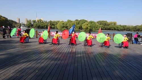 圖為圓夢殘疾人藝術(shù)團演員正在表演輪椅舞?