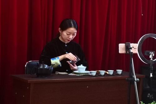 圖為路平老師為學(xué)員做教學(xué)示范