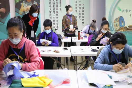 圖為服裝配飾項(xiàng)目比賽現(xiàn)場(chǎng)