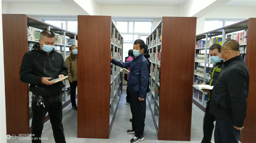 圖為殘疾人黨員參觀圖書館