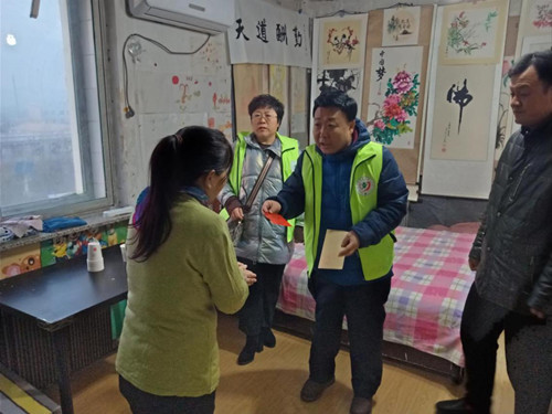 圖為協(xié)會領(lǐng)導(dǎo)來到血友病患者萬佳良家里慰問