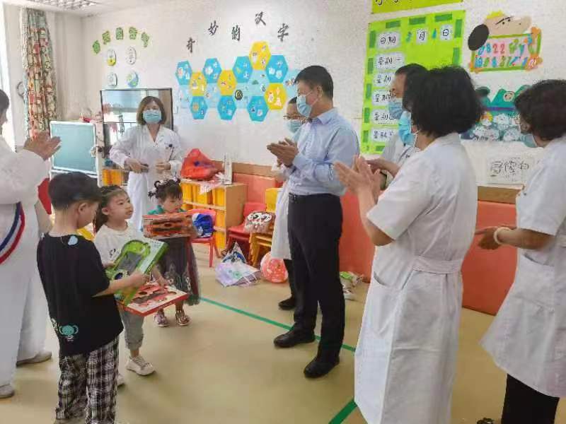 圖為省殘聯(lián)黨組書記、理事長艾紅鍔向殘疾兒童送去節(jié)日的慰問