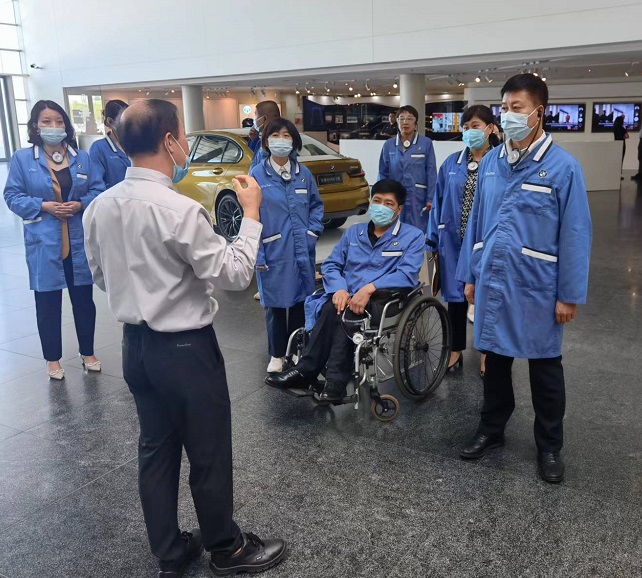 省殘聯(lián)黨組書記、理事長艾紅鍔一行 到沈陽華晨寶馬鐵西工廠考察調(diào)研殘疾人就業(yè)工作