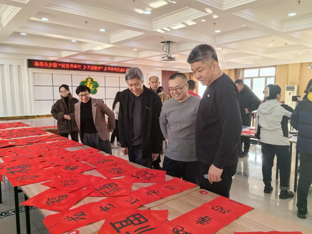 圖為書法家對陽光家園學(xué)員的作品進(jìn)行點(diǎn)評
