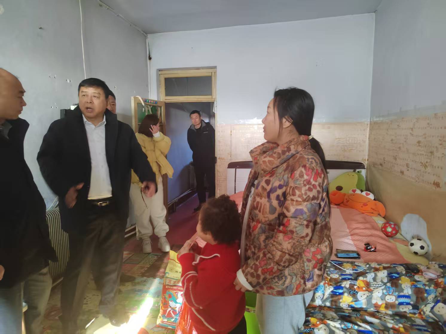 圖為市殘聯(lián)領(lǐng)導(dǎo)走訪慰問困難重度殘疾人