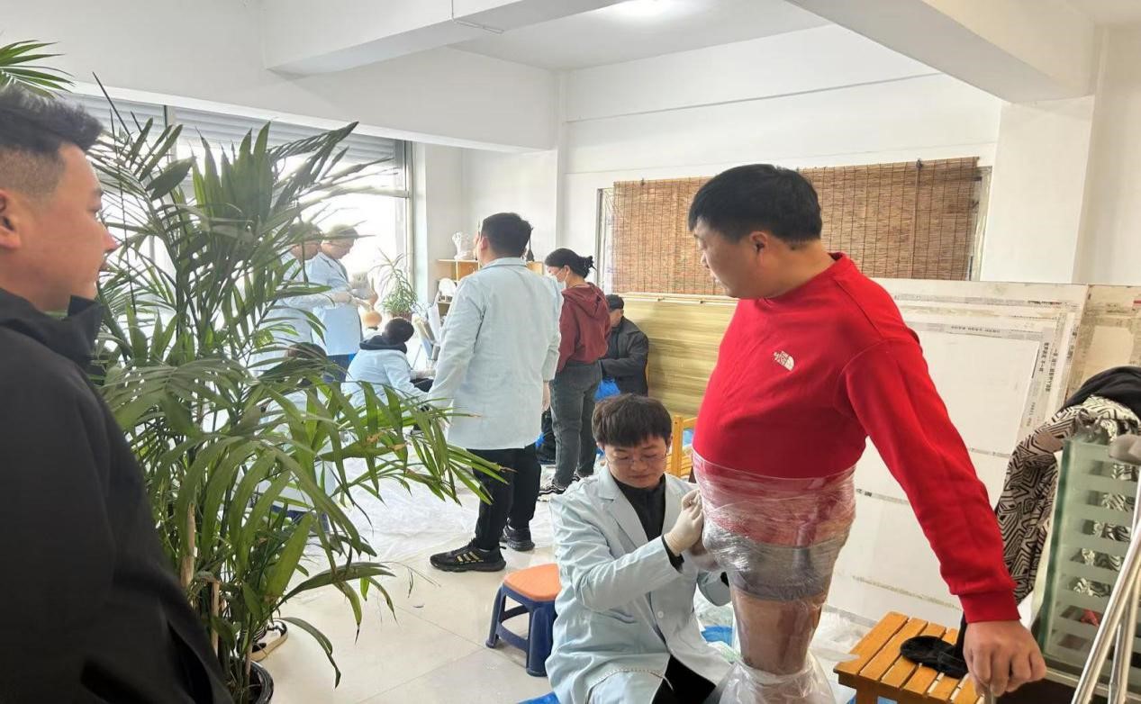 圖為免費幫助殘疾人安裝假肢