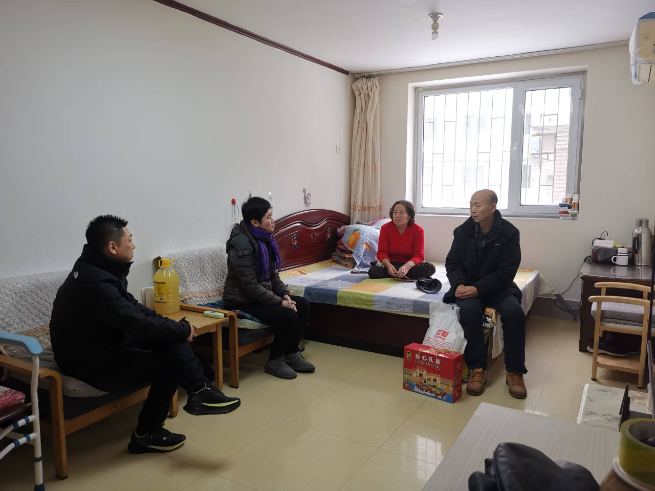 圖為走訪慰問困難殘疾人